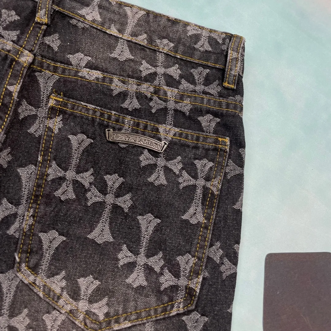 🅿️250 🔘Style No.-KL315 🔘Cro Heart𝐂𝐡𝐫𝐨𝐦𝐞 𝐇𝐞𝐚𝐫𝐭 CH All-over Printed Jacquard Bootcut Jeans* This new 2024 autumn cross-printed jeans continues the unique style of Croix Heart. The iconic cross is printed all over the design, which is eye-catching and unique, highlighting the brand's genes. Made of 100% denim cotton fabric with heavy thread count, it is stiff and stylish, maintaining a tough appearance while being soft and skin-friendly, breathable and comfortable, suitable for daily wear. The silver buckle design on the lapel adds a refined texture, and the custom hardware details are exquisite to enhance the overall style. The dark yellow cross logo is all over the body of the pants, which is generous and individual without being too exaggerated. Designed in the same style for couples, both men and women can easily wear it. Complete with three standards, it is different from the ordinary version, and the quality is guaranteed. Whether it is paired with a simple T-shirt to create a casual style, or combined with a personalized top to show a trendy feel, it can be perfectly adapted.  Size: S M L XL XXL (28.30.32.34.36) Color: Black